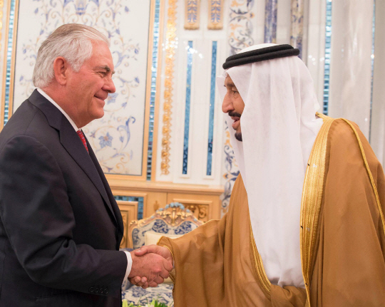 렉스 틸러슨 미국 국무장관(왼쪽)이 사우디아라비아 제다에서 살만 사우디아라비아 국왕과 만나 악수를 하고 있다. /제다=EPA연합뉴스