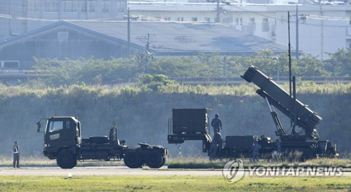 지난달 일본 아이치(愛知) 현에 있는 항공자위대 고마키(小牧)기지에서 지상배치형 요격미사일 패트리엇(PAC3) 기동 전개훈련이 진행되고 있는 모습./연합뉴스