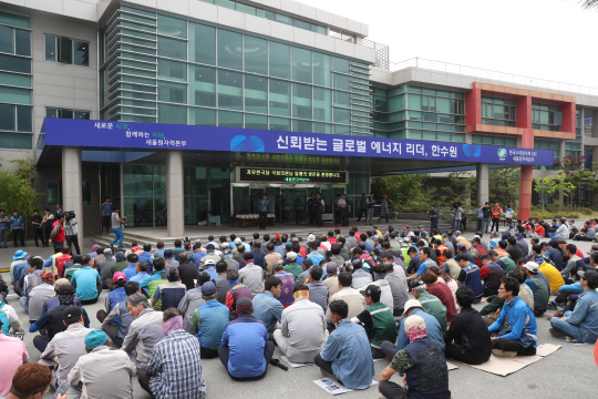 10일 울산시 울주군 서생명 한수원 새울원자력본부 앞에서 신고리 5·6호기 건설 근로자들이 모여 건설 중단에 따른 임금 보전 대책 등을 요구하며 농성을 하고 있다./연합뉴스