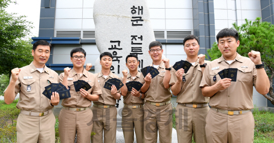 해군 제2군사교육단 전투병과학교 전투체계학부 소속 7명의 교관이 파이팅을 외치고 있다. /사진제공=해군교육사령부