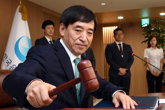 한국은행이 태평로의 한 빌딩으로 임시 이전후 처음으로 열린 금융통화위원회에 참석한 이주열 한국은행총재가 회의 시작을 알리는 의사봉을 치고 있다./이호재기자.