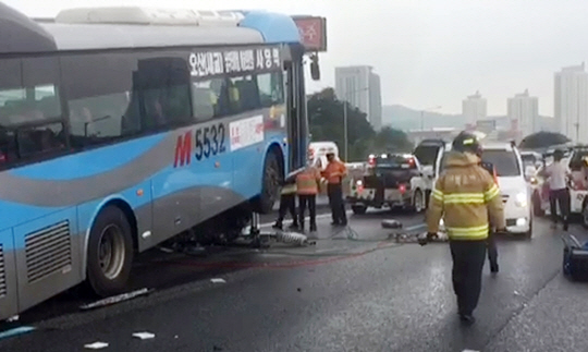 지난 9일 오후 경부고속도로에서 광역버스를 운행하던 운전자 김 모 씨가 앞서 서행하던 승용차를 들이받는 사고가 발생한 모습./연합뉴스