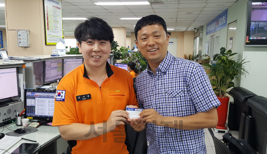김태오(오른쪽) 소방위가 동료 소방관에서 헌혈증을 기증하고 있다.