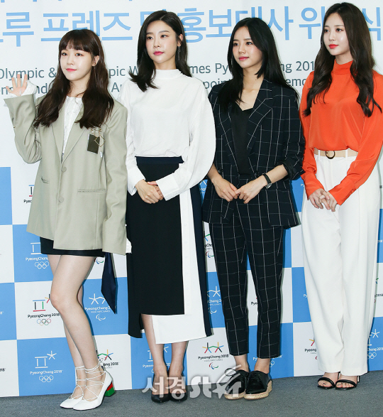 그룹 걸스데이가 13일 오전 서울 중구 프레스센터 외신지원센터에서 열린 ‘패션 크루 프렌즈’ 홍보대사로 위촉식에 참석하고 있다.