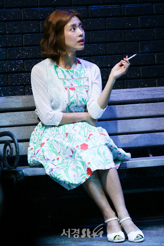 배우 이윤지가 13일 오후 서울 종로구 아트원씨어터에서 열린 연극 ‘3일간의비’ 프레스콜에 참석해 시연을 하고 있다.