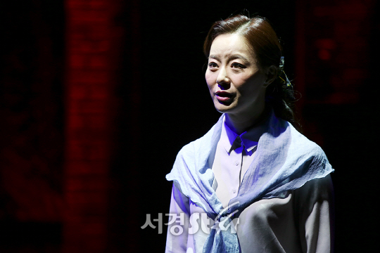 배우 최유송이 13일 오후 서울 종로구 아트원씨어터에서 열린 연극 ‘3일간의비’ 프레스콜에 참석해 시연을 하고 있다.