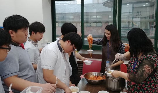 지난 10일 서울 동대문구 휘경공업고등학교 학생들이 이른 아침 학교 상담실에서 교사들이 요리해주는 국수와 토스트 등으로 아침 식사를 하고 있다. /김정욱기자