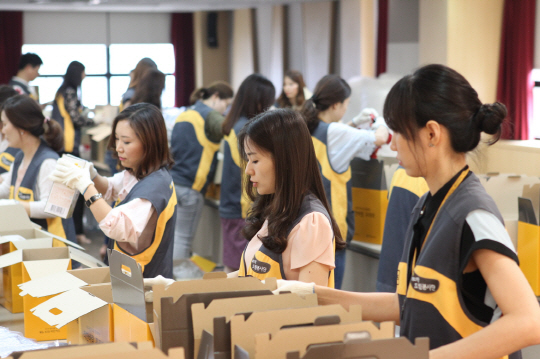 KB국민카드 임직원들이 지난 12일 서울 종로구 KB국민카드 본사에서 독거 어르신을 위한 여름나기 선물세트를 제작하고 있다. /사진제공=KB국민카드