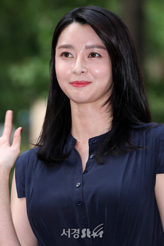 헬로비너스 나라가 13일 오후 서울 영등포구 여의도동에 위치한 한 음식점에서 열린 SBS 수목드라마 ‘수상한 파트너’ 종방연에 참석해 포토타임을 갖고 있다.