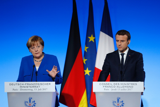 앙겔라 메르켈(왼쪽) 독일 총리와 에마뉘엘 마크롱 프랑스 대통령 /파리=AFP연합뉴스