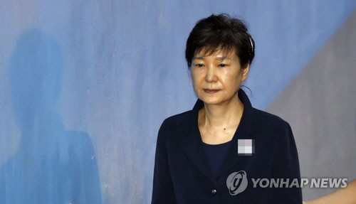 ‘발가락 부상’ 박근혜, 14일 재판부터 출석…법원 요구 이행