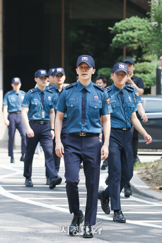 슈퍼주니어 동해가 14일 오전 서울 종로구 서울지방경찰청에서 진행된 전역식에 참석하고 있다.