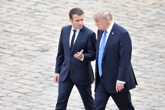 13일(현지시간) 에마뉘엘 마크롱(왼쪽) 프랑스 대통령과 도널드 트럼프 미국 대통령이 프랑스 파리에서 대화를 나누고 있다. /파리=신화연합뉴스