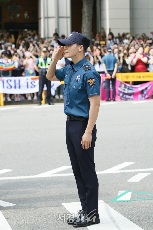 슈퍼주니어 동해가 14일 오전 서울 종로구 서울지방경찰청에서 진행된 전역식에 참석하고 있다.