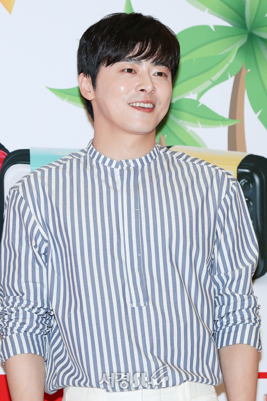 배우 조정석이 14일 오후 서울 송파구 롯데월드몰에서 진행된 한 건강식품 팬사인회에 참석해 포즈를 취하고 있다.