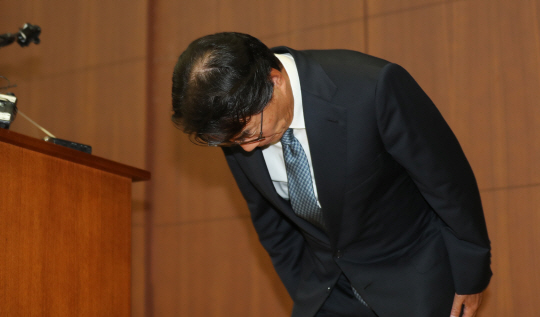 자신의 운전기사에게 상습 폭언과 폭행을 한 이장한 종근당 회장이 14일 서울 충정로 종근당 본사에서 기자회견을 열고 사과를 하고 있다. /연합뉴스