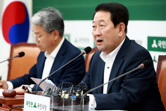 박주선(오른쪽) 국민의당 비상대책위원장이 14일 오전 국회에서 열린 비상대책위원회의에 참석해 발언하고 있다. /연합뉴스