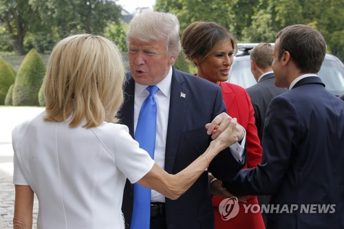 트럼프, 마크롱 부인에 “몸매 좋다” 발언…‘성희롱 논란’ 확산