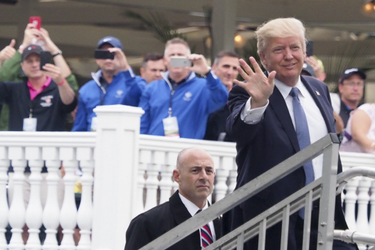 도널드 트럼프 미국 대통령이 15일(한국시간) US 여자오픈이 열리고 있는 자신 소유의 트럼프 내셔널 골프클럽을 찾아 갤러리를 향해 손을 흔들고 있다. /베드민스터=USA투데이연합뉴스