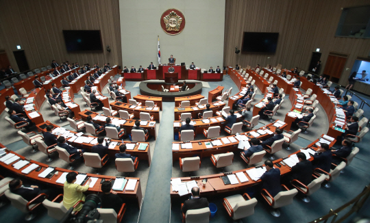 <YONHAP PHOTO-3338> 여야 함께, 드디어 개최된 예결위      (서울=연합뉴스) 홍해인 기자 = 지난 14일 오후 국회 예결위회의장에서 2017년도 제1회 추가경정예산안 심의 등을 위한 국회 예산결산특별위원회 전체회의가 열리고 있다. 2017.7.14      hihong@yna.co.kr/2017-07-14 15:38:32/<저작권자 ⓒ 1980-2017 ㈜연합뉴스. 무단 전재 재배포 금지.>