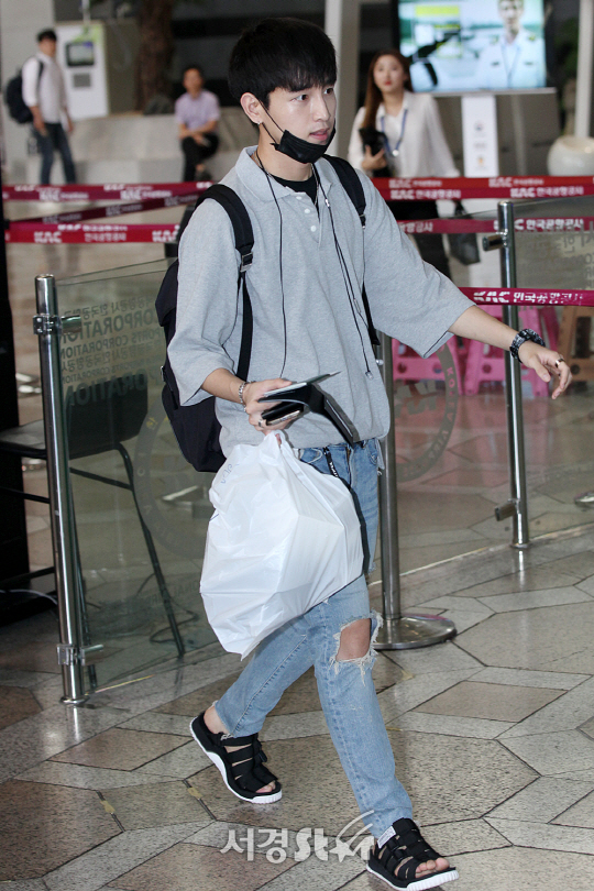 로미오 승환, '무얼 보고 놀란거지?' (김포공항 출국)