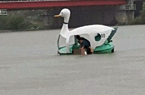 전북 남원경찰서의 두 경찰이 폭우 속 오리배를 타고 전력질주해 강에 뛰어든 한 소년을 구했다. /연합뉴스