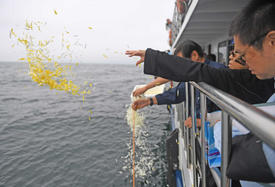 15일(현지시간) 류사오보의 유족들이 바다에 꽃을 뿌리는 의식을 하고 있다. /다롄=EPA연합뉴스