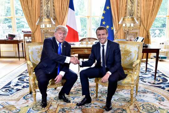 도널드 트럼프(왼쪽) 미국 대통령과 에마뉘엘 마크롱 프랑스 대통령/파리=UPI연합뉴스
