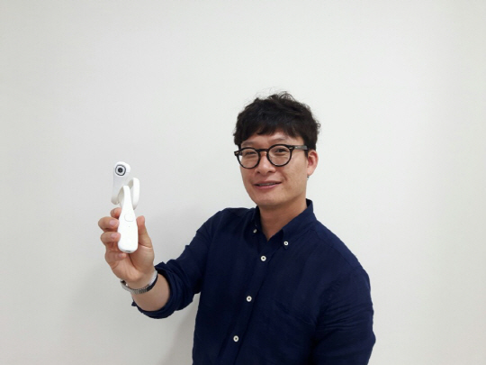 박성호 바우드 대표가 16일 바우드 본사 사무실에서 플렉서블 액션캠 ‘PIC’를 들어 보이고 있다./양사록기자