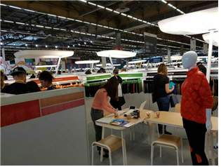 지난해 프랑스 파리에서 열린 세계 최대 섬유박람회 ‘프리미에르 비죵(Premiere Vision)’에 방문한 해외 바이어들이 영풍필텍스 제품을 보며 상담하고 있다./사진제공=영풍필텍스