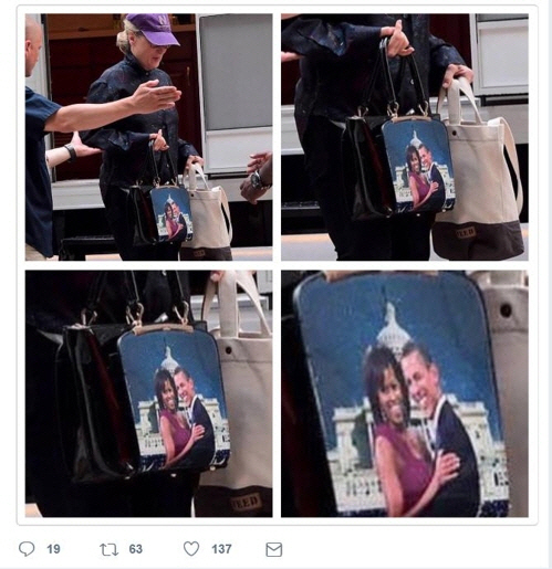 미국 할리우드 탑스타 메릴 스트립이 오바바 부부 모습이 담긴 가방을 메고 다니고 있다 /출처=트위터