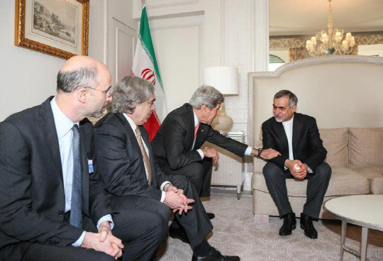 하산 로하니 이란 대통령의 최측근이자 남동생인 호세인 페레이둔(오른쪽)이 존 케리(가운데) 미국 국무장관과 이야기를 나누고 있다./트위터