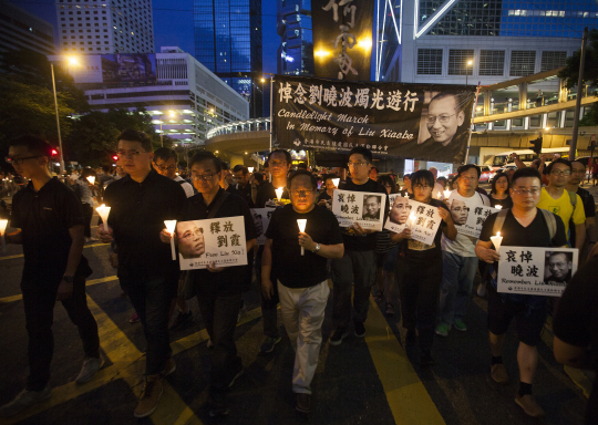 15일(현지시간) 홍콩에서 수천명이 류샤오보 추모와 그의 부인 류샤의 가택연금 해제를 촉구하는 도심 촛불시위를 벌이고 있다. /홍콩=EPA연합뉴스