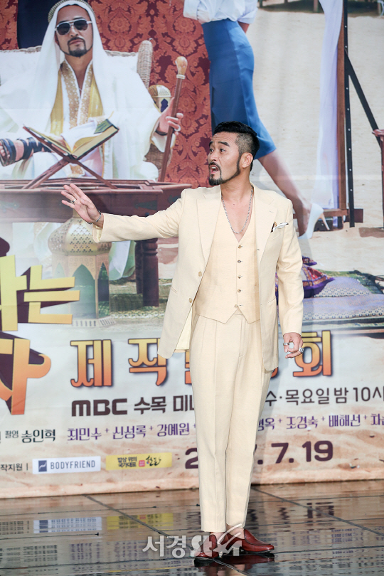 배우 최민수가 17일 오후 서울 마포구 상암 MBC 신사옥에서 열린 MBC 새 수목 미니시리즈 ‘죽어야 사는 남자’ 제작발표회에 참석하고 있다.