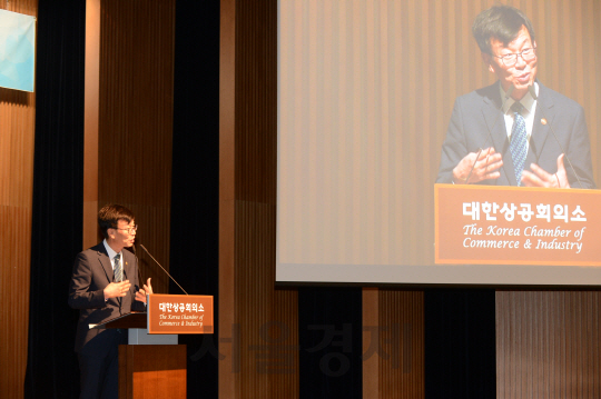 김상조 공정거래위원장이 17일 서울 중구 대한상공회의소 회관에서 열린 조찬 간담회에서 강연을 하고 있다. /사진제공=공정거래위원회