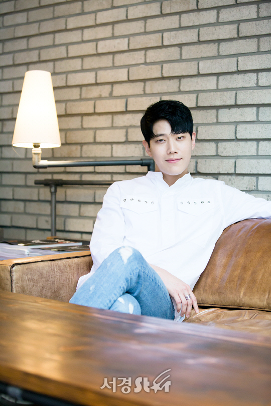 배우 동하가 17일 오후 서울 서초구 한 카페에서 서경스타와의 인터뷰에 앞서 포즈를 취하고 있다.
