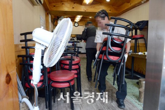 최근 폐업을 결정한 서울시내 식당에서 철거업체 직원들이 집기들을 정리하고 있다.  급격한 최저임금 인상이 자영업 창업의 큰 걸림돌로 이어질 것이란 우려가 커지고 있다. /서울경제DB