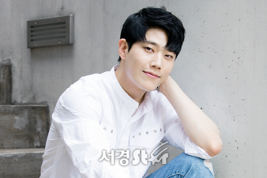 배우 동하가 17일 오후 서울 서초구 한 카페에서 서경스타와의 인터뷰에 앞서 포즈를 취하고 있다.
