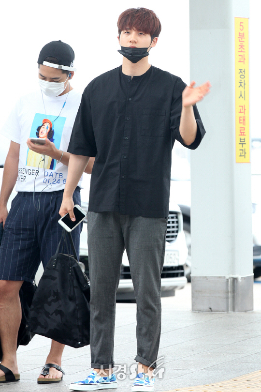 B1A4 멤버 신우가 17일 오전 인천 중구 운서동 인천국제공항을 통해 공연 참석 차 카자흐스탄으로 출국하고 있다.