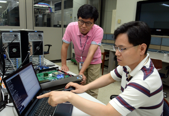 최승남(왼쪽부터) ETRI 책임연구원, 조대순 책임연구원이 MHN-E 기술을 시험하고 있다./사진제공=ETRI