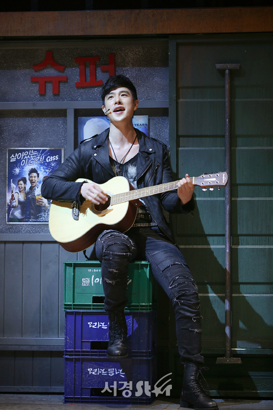 배우 박준후가 18일 오후 서울 종로구 드림아트센터에서 진행된 뮤지컬 ‘은밀하게 위대하게’ 프레스콜에 참석해 시연을 하고 있다.