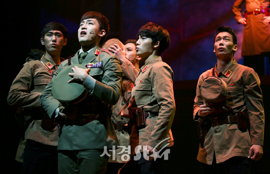‘은밀하게 위대하게’ 출연 배우들이 18일 오후 서울 종로구 드림아트센터에서 진행된 프레스콜에 참석해 시연을 하고 있다.