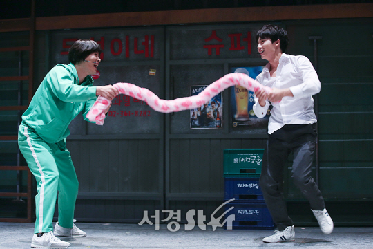 배우 윤은채, 이우종이 18일 오후 서울 종로구 드림아트센터에서 진행된 뮤지컬 ‘은밀하게 위대하게’ 프레스콜에 참석해 시연을 하고 있다.