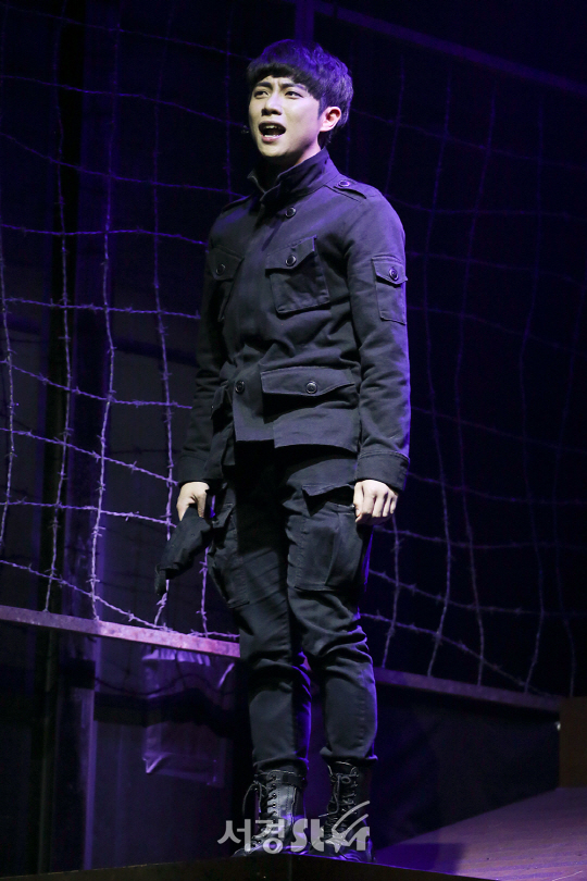배우 박준휘가 18일 오후 서울 종로구 드림아트센터에서 진행된 뮤지컬 ‘은밀하게 위대하게’ 프레스콜에 참석해 시연을 하고 있다.