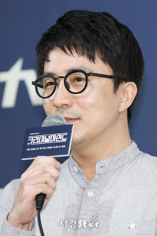 홍승현 작가가 19일 오후 서울 강남구 임피리얼 팰리스 서울 호텔에서 열린 tvN 새 수목드라마 ‘크리미널마인드’ 제작발표회에 참석하고 있다.