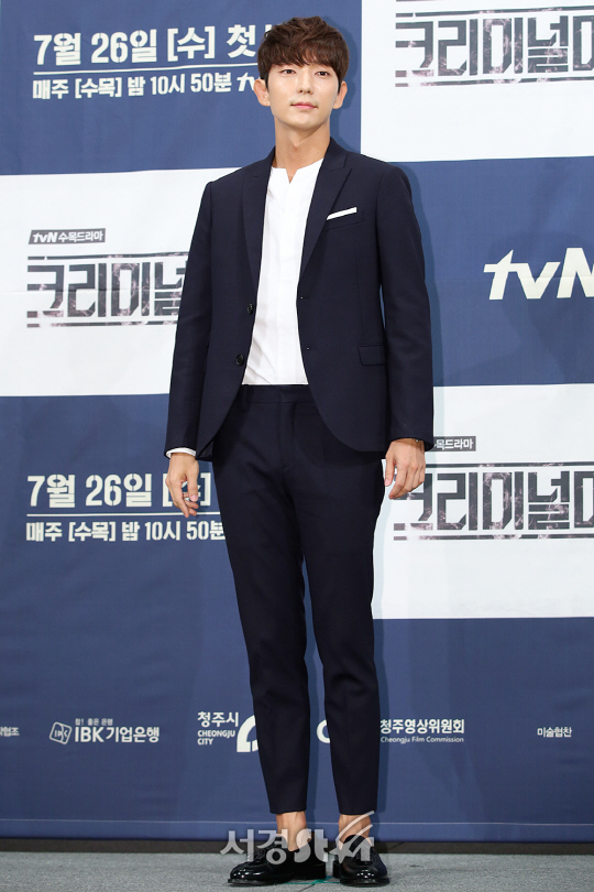 배우 이준기가 19일 오후 서울 강남구 임피리얼 팰리스 서울 호텔에서 열린 tvN 새 수목드라마 ‘크리미널마인드’ 제작발표회에 참석해 포토타임을 갖고 있다.