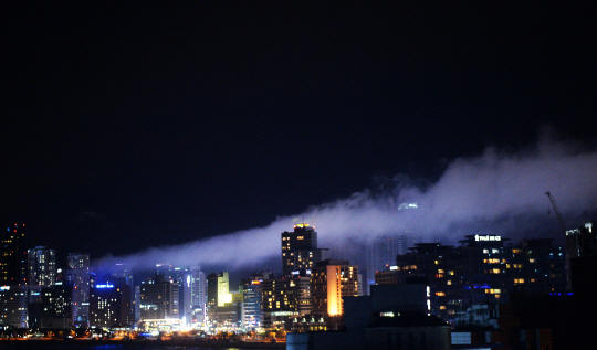 해운대에서만 볼 수 있는 이 밤구름은 불과 지상에서 200~300m 높이로 주변 건물들을 휘감으며 내려앉는 모습이 몽환적이다.