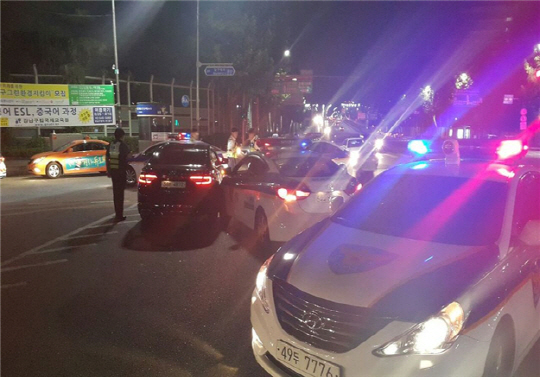지난달 17일 새벽3시께 서울 강남 도산도로에서 순찰차와 추격전을 벌인 40대 운전자가 경찰에 의해 현장에서 체포되고 있다.        /사진제공=강남경찰서.