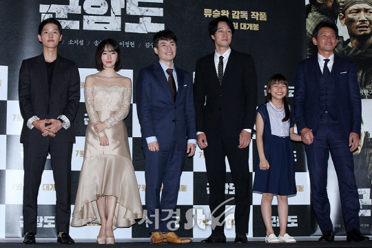 배우들 및 감독이 19일 오후 서울 용산구 CGV 용산아이파크몰에서 열린 영화 ‘군함도’ 언론시사회에 참석해 포토타임을 갖고 있다.