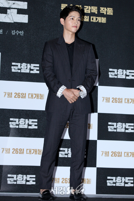 배우 송중기가 19일 오후 서울 용산구 CGV 용산아이파크몰에서 열린 영화 ‘군함도’ 언론시사회에 참석해 포토타임을 갖고 있다.